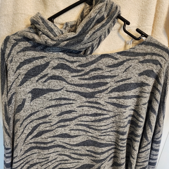 3x cut out shoulder top - Picture 3 of 4